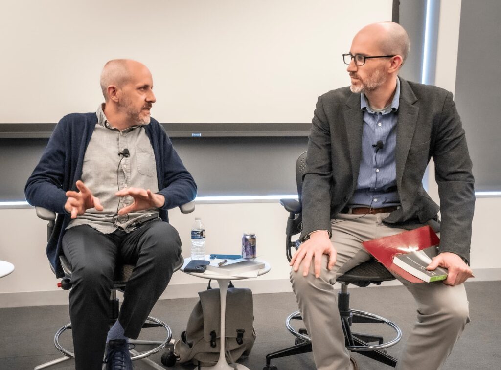 A candid moment of scholarly discussion.
