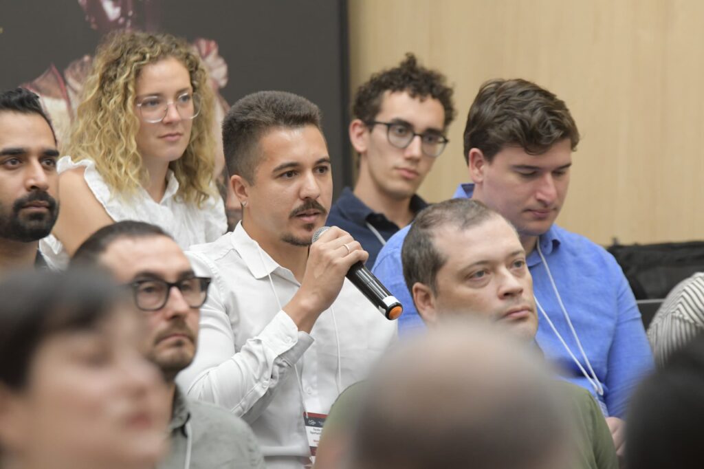 An attendee poses a question to the lecturer.
